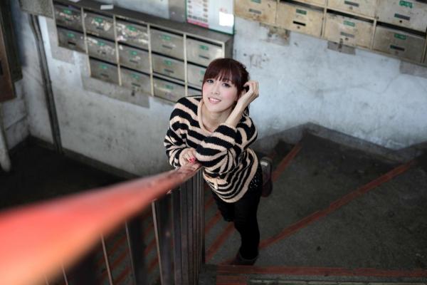    台湾正妹Kila晶晶/金允乔街拍系列，清新甜美治愈系风格，老城背景下的自然随性和美私房照片第68张图片