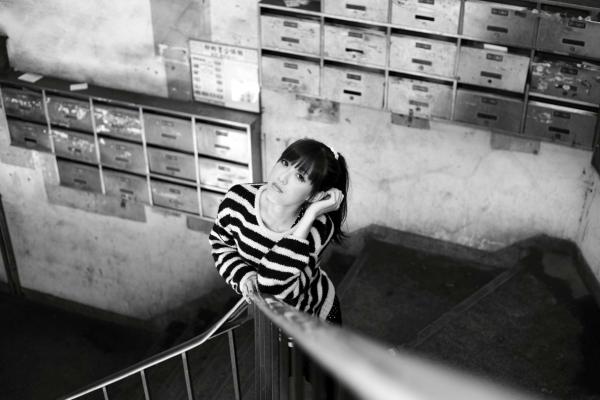    台湾正妹Kila晶晶/金允乔街拍系列，清新甜美治愈系风格，老城背景下的自然随性和美私房照片第69张图片