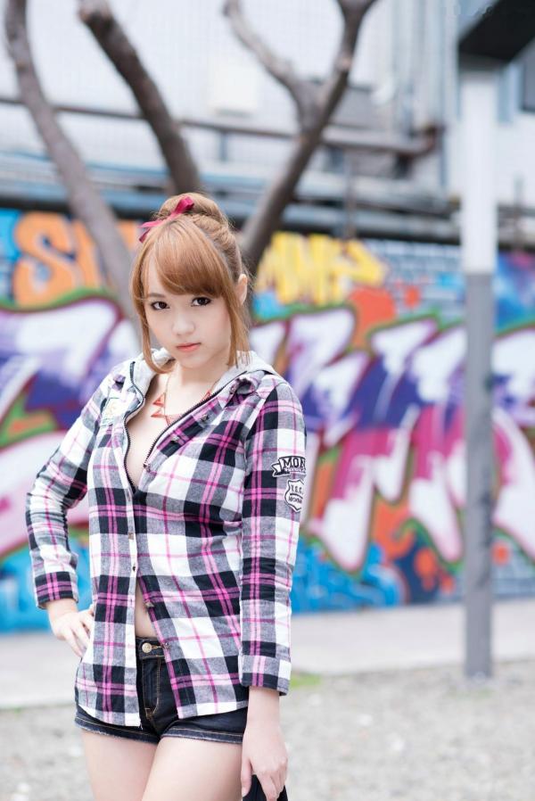    台湾正妹_台湾美女黄镫娴Neko《信义外拍》街头潮流写真，格子衬衫搭配牛仔短裤，展现修长美腿都市少女风第3张图片