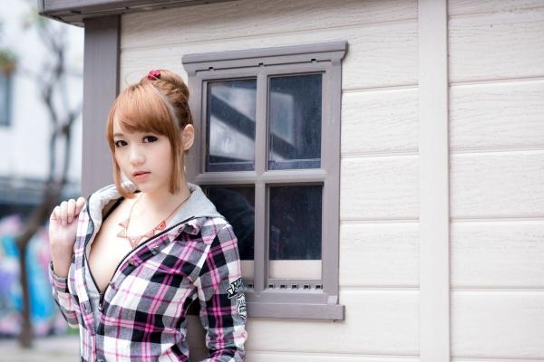    台湾正妹_台湾美女黄镫娴Neko《信义外拍》街头潮流写真，格子衬衫搭配牛仔短裤，展现修长美腿都市少女风第7张图片