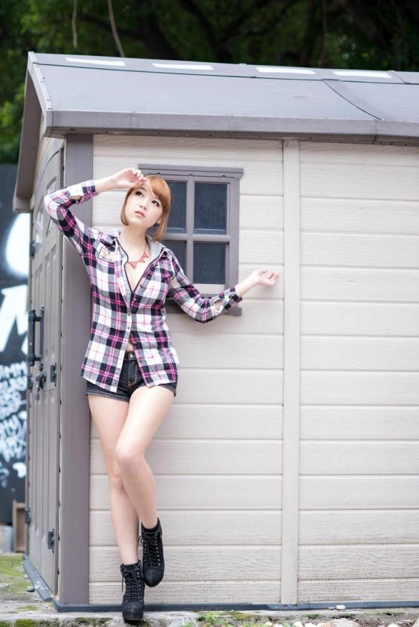    台湾正妹_台湾美女黄镫娴Neko《信义外拍》街头潮流写真，格子衬衫搭配牛仔短裤，展现修长美腿都市少女风第9张图片