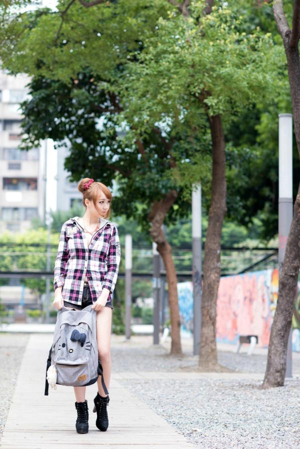    台湾正妹_台湾美女黄镫娴Neko《信义外拍》街头潮流写真，格子衬衫搭配牛仔短裤，展现修长美腿都市少女风第12张图片