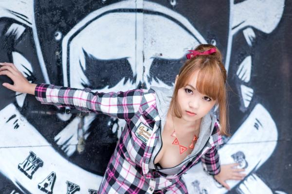    台湾正妹_台湾美女黄镫娴Neko《信义外拍》街头潮流写真，格子衬衫搭配牛仔短裤，展现修长美腿都市少女风第17张图片