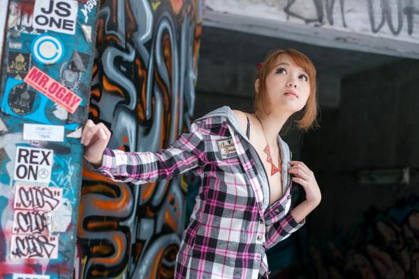    台湾正妹_台湾美女黄镫娴Neko《信义外拍》街头潮流写真，格子衬衫搭配牛仔短裤，展现修长美腿都市少女风第18张图片