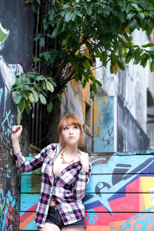    台湾正妹_台湾美女黄镫娴Neko《信义外拍》街头潮流写真，格子衬衫搭配牛仔短裤，展现修长美腿都市少女风第22张图片