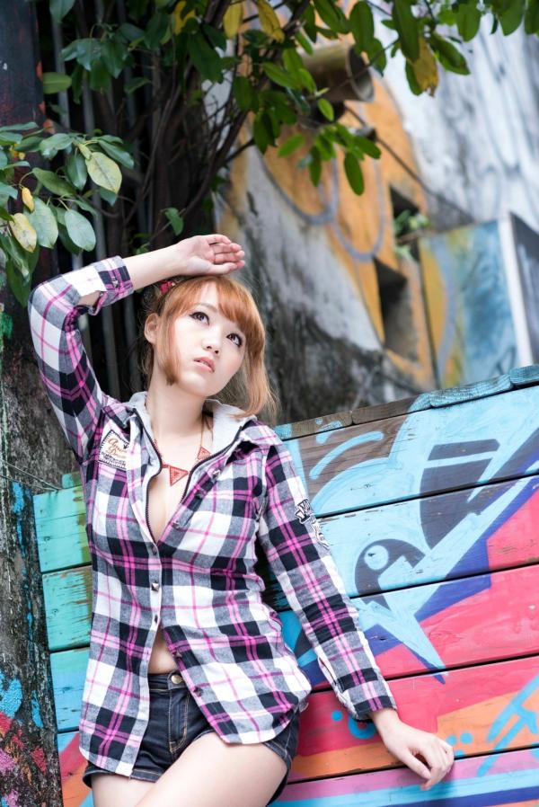    台湾正妹_台湾美女黄镫娴Neko《信义外拍》街头潮流写真，格子衬衫搭配牛仔短裤，展现修长美腿都市少女风第27张图片