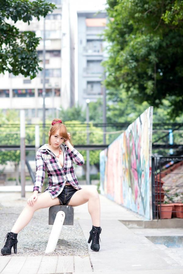    台湾正妹_台湾美女黄镫娴Neko《信义外拍》街头潮流写真，格子衬衫搭配牛仔短裤，展现修长美腿都市少女风第28张图片