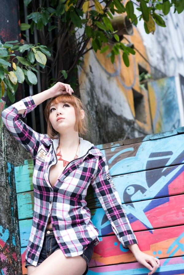    台湾正妹_台湾美女黄镫娴Neko《信义外拍》街头潮流写真，格子衬衫搭配牛仔短裤，展现修长美腿都市少女风第31张图片