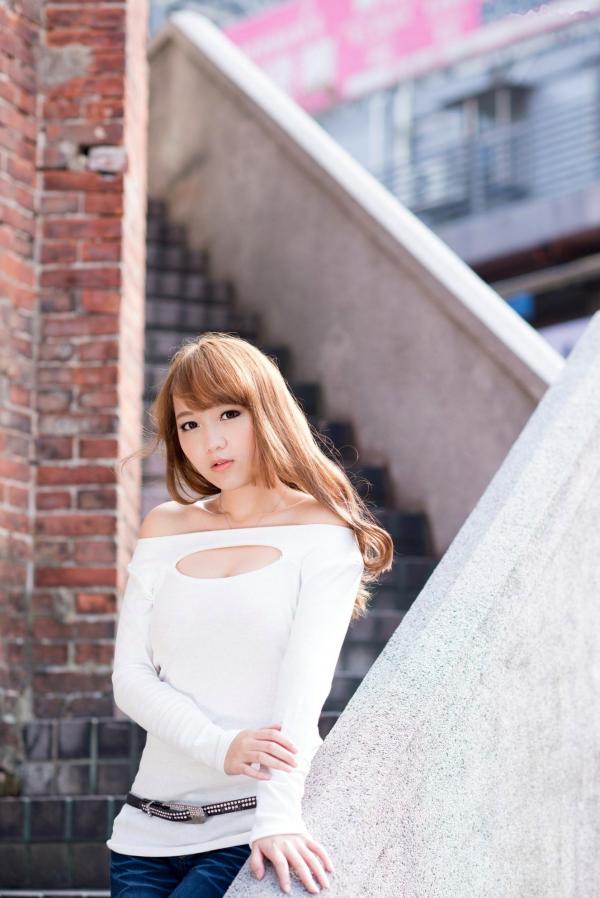    台湾正妹_台湾美女黄镫娴Neko《信义外拍》街头潮流写真，格子衬衫搭配牛仔短裤，展现修长美腿都市少女风第34张图片