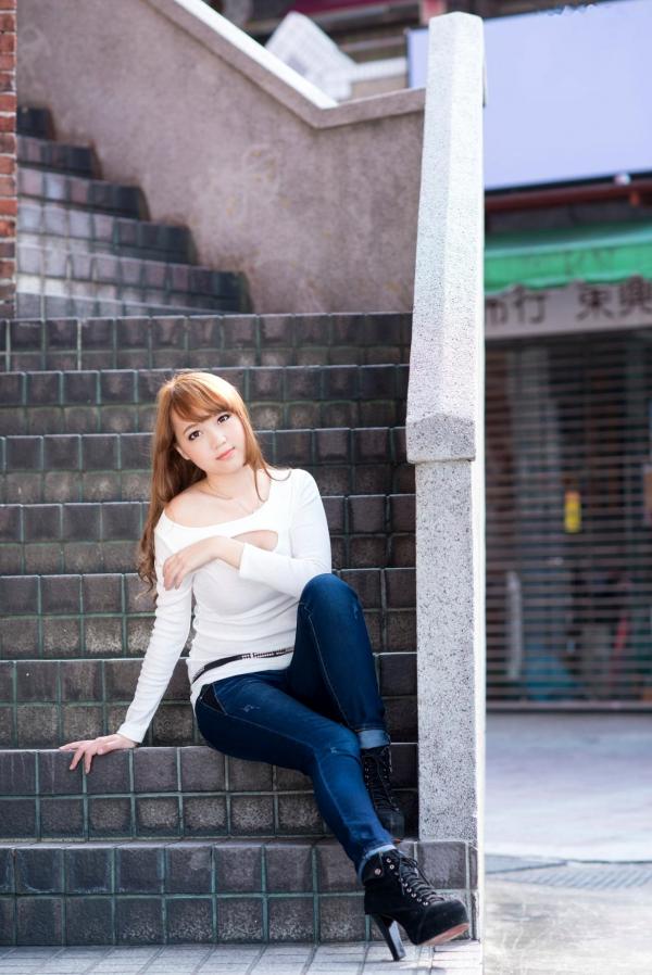    台湾正妹_台湾美女黄镫娴Neko《信义外拍》街头潮流写真，格子衬衫搭配牛仔短裤，展现修长美腿都市少女风第35张图片