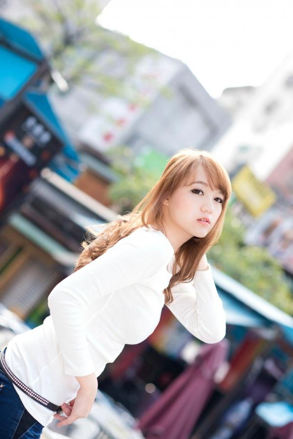    台湾正妹_台湾美女黄镫娴Neko《信义外拍》街头潮流写真，格子衬衫搭配牛仔短裤，展现修长美腿都市少女风第39张图片