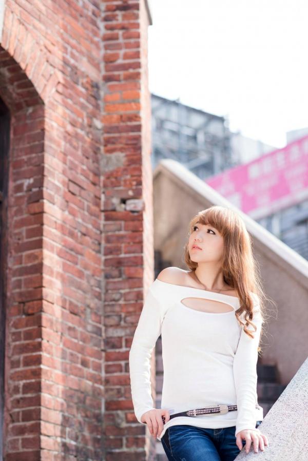    台湾正妹_台湾美女黄镫娴Neko《信义外拍》街头潮流写真，格子衬衫搭配牛仔短裤，展现修长美腿都市少女风第41张图片