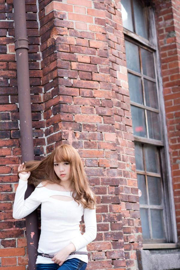    台湾正妹_台湾美女黄镫娴Neko《信义外拍》街头潮流写真，格子衬衫搭配牛仔短裤，展现修长美腿都市少女风第42张图片