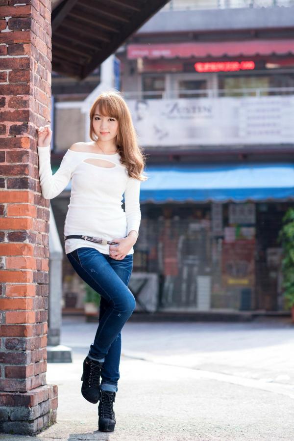    台湾正妹_台湾美女黄镫娴Neko《信义外拍》街头潮流写真，格子衬衫搭配牛仔短裤，展现修长美腿都市少女风第45张图片