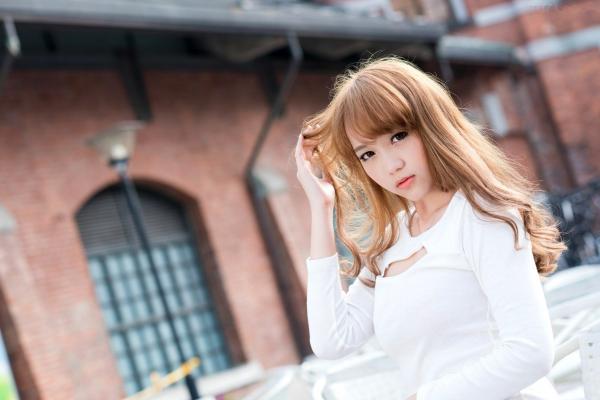    台湾正妹_台湾美女黄镫娴Neko《信义外拍》街头潮流写真，格子衬衫搭配牛仔短裤，展现修长美腿都市少女风第46张图片