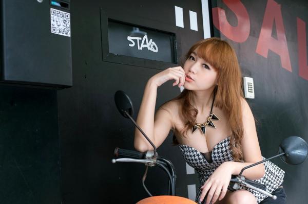    台湾正妹_台湾美女黄镫娴Neko《信义外拍》街头潮流写真，格子衬衫搭配牛仔短裤，展现修长美腿都市少女风第50张图片