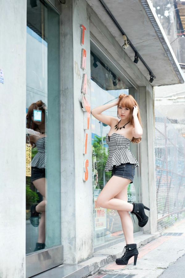    台湾正妹_台湾美女黄镫娴Neko《信义外拍》街头潮流写真，格子衬衫搭配牛仔短裤，展现修长美腿都市少女风第58张图片