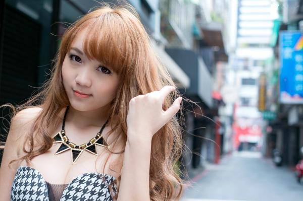    台湾正妹_台湾美女黄镫娴Neko《信义外拍》街头潮流写真，格子衬衫搭配牛仔短裤，展现修长美腿都市少女风第62张图片