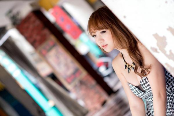    台湾正妹_台湾美女黄镫娴Neko《信义外拍》街头潮流写真，格子衬衫搭配牛仔短裤，展现修长美腿都市少女风第65张图片