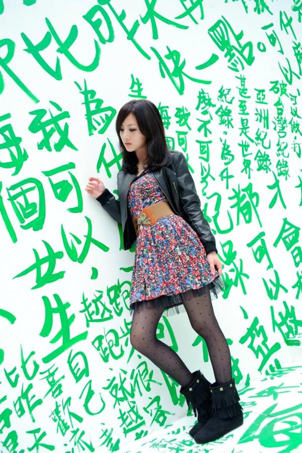    台湾正妹张允霏/张凯洁《东区街拍》潮流时尚写真，元气少女甜美穿搭都市街拍集第14张图片