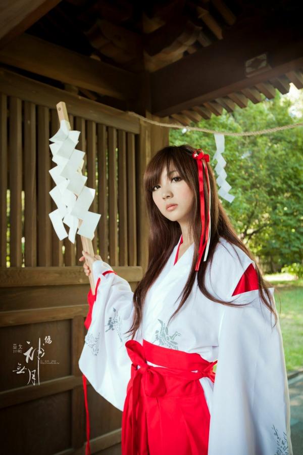    台湾正妹杨宜轩/Patty小猪《伪.神无月巫女》古风cosplay写真集，清纯气质完美还原日式巫女之美，古建筑背景展现冷艳灵动美感第5张图片