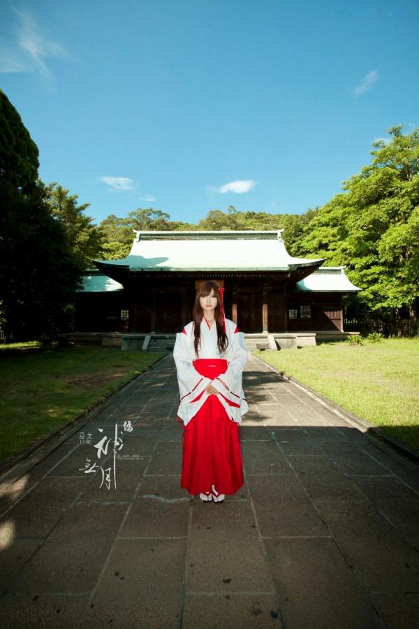    台湾正妹杨宜轩/Patty小猪《伪.神无月巫女》古风cosplay写真集，清纯气质完美还原日式巫女之美，古建筑背景展现冷艳灵动美感第8张图片