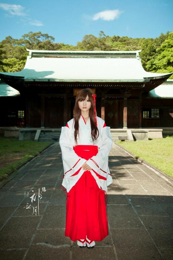    台湾正妹杨宜轩/Patty小猪《伪.神无月巫女》古风cosplay写真集，清纯气质完美还原日式巫女之美，古建筑背景展现冷艳灵动美感第9张图片