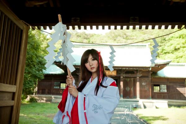    台湾正妹杨宜轩/Patty小猪《伪.神无月巫女》古风cosplay写真集，清纯气质完美还原日式巫女之美，古建筑背景展现冷艳灵动美感第12张图片
