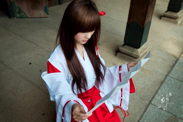    台湾正妹杨宜轩/Patty小猪《伪.神无月巫女》古风cosplay写真集，清纯气质完美还原日式巫女之美，古建筑背景展现冷艳灵动美感第15张图片