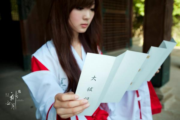    台湾正妹杨宜轩/Patty小猪《伪.神无月巫女》古风cosplay写真集，清纯气质完美还原日式巫女之美，古建筑背景展现冷艳灵动美感第17张图片