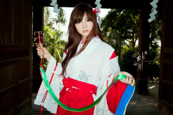    台湾正妹杨宜轩/Patty小猪《伪.神无月巫女》古风cosplay写真集，清纯气质完美还原日式巫女之美，古建筑背景展现冷艳灵动美感第19张图片