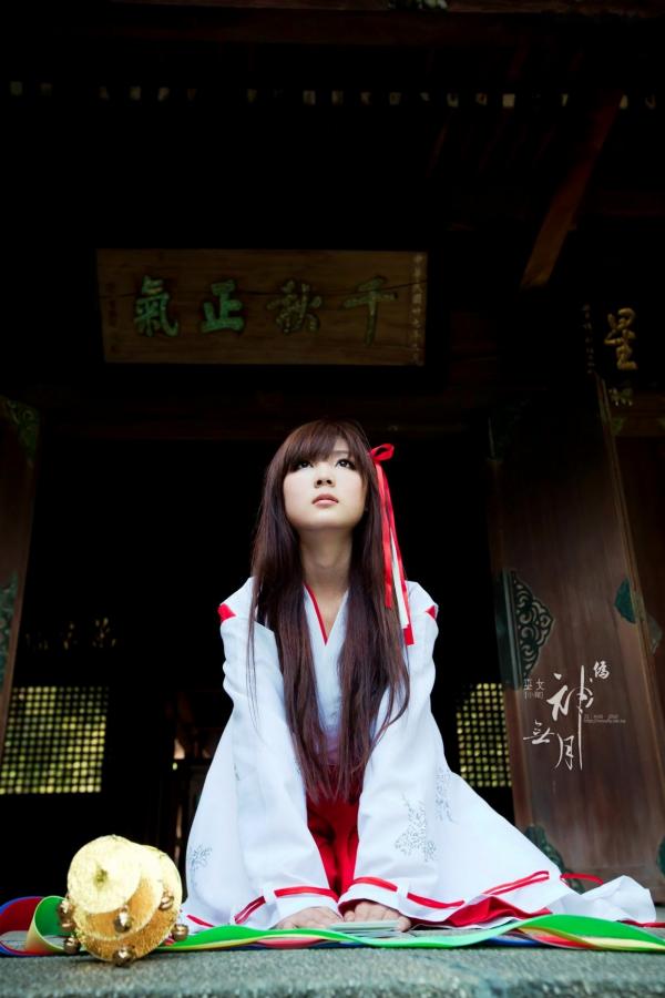    台湾正妹杨宜轩/Patty小猪《伪.神无月巫女》古风cosplay写真集，清纯气质完美还原日式巫女之美，古建筑背景展现冷艳灵动美感第21张图片