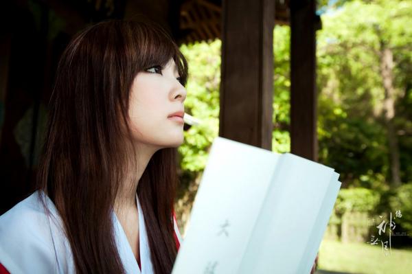    台湾正妹杨宜轩/Patty小猪《伪.神无月巫女》古风cosplay写真集，清纯气质完美还原日式巫女之美，古建筑背景展现冷艳灵动美感第24张图片