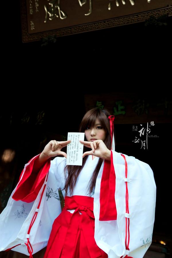    台湾正妹杨宜轩/Patty小猪《伪.神无月巫女》古风cosplay写真集，清纯气质完美还原日式巫女之美，古建筑背景展现冷艳灵动美感第28张图片
