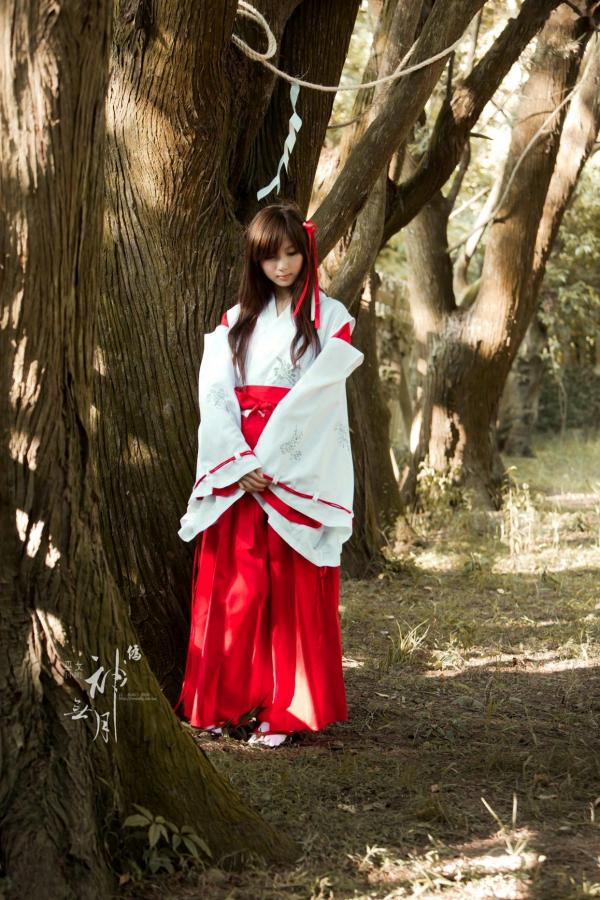    台湾正妹杨宜轩/Patty小猪《伪.神无月巫女》古风cosplay写真集，清纯气质完美还原日式巫女之美，古建筑背景展现冷艳灵动美感第31张图片