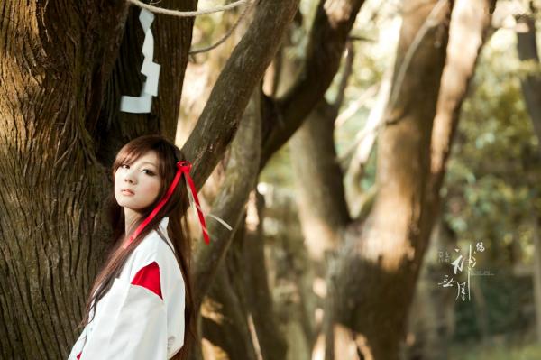    台湾正妹杨宜轩/Patty小猪《伪.神无月巫女》古风cosplay写真集，清纯气质完美还原日式巫女之美，古建筑背景展现冷艳灵动美感第32张图片