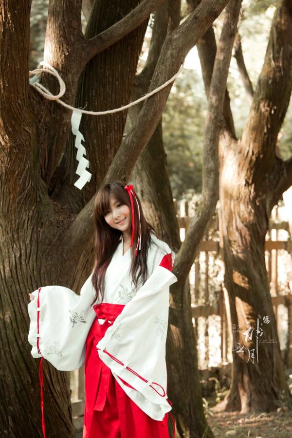    台湾正妹杨宜轩/Patty小猪《伪.神无月巫女》古风cosplay写真集，清纯气质完美还原日式巫女之美，古建筑背景展现冷艳灵动美感第33张图片