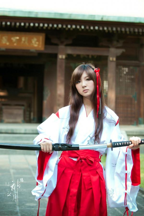    台湾正妹杨宜轩/Patty小猪《伪.神无月巫女》古风cosplay写真集，清纯气质完美还原日式巫女之美，古建筑背景展现冷艳灵动美感第34张图片