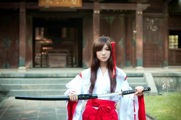    台湾正妹杨宜轩/Patty小猪《伪.神无月巫女》古风cosplay写真集，清纯气质完美还原日式巫女之美，古建筑背景展现冷艳灵动美感第35张图片