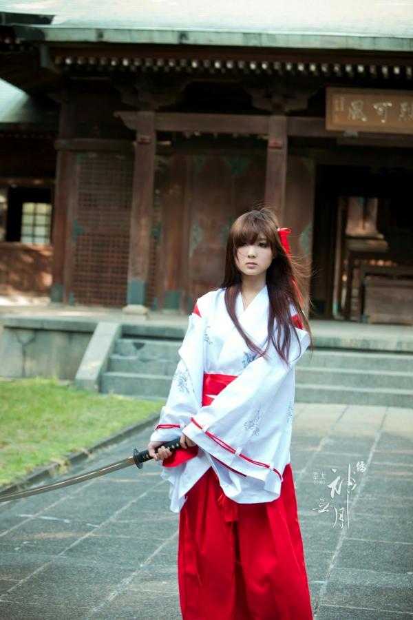    台湾正妹杨宜轩/Patty小猪《伪.神无月巫女》古风cosplay写真集，清纯气质完美还原日式巫女之美，古建筑背景展现冷艳灵动美感第36张图片