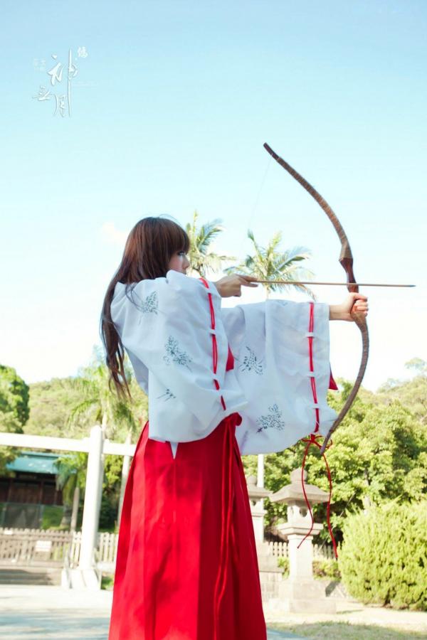    台湾正妹杨宜轩/Patty小猪《伪.神无月巫女》古风cosplay写真集，清纯气质完美还原日式巫女之美，古建筑背景展现冷艳灵动美感第37张图片