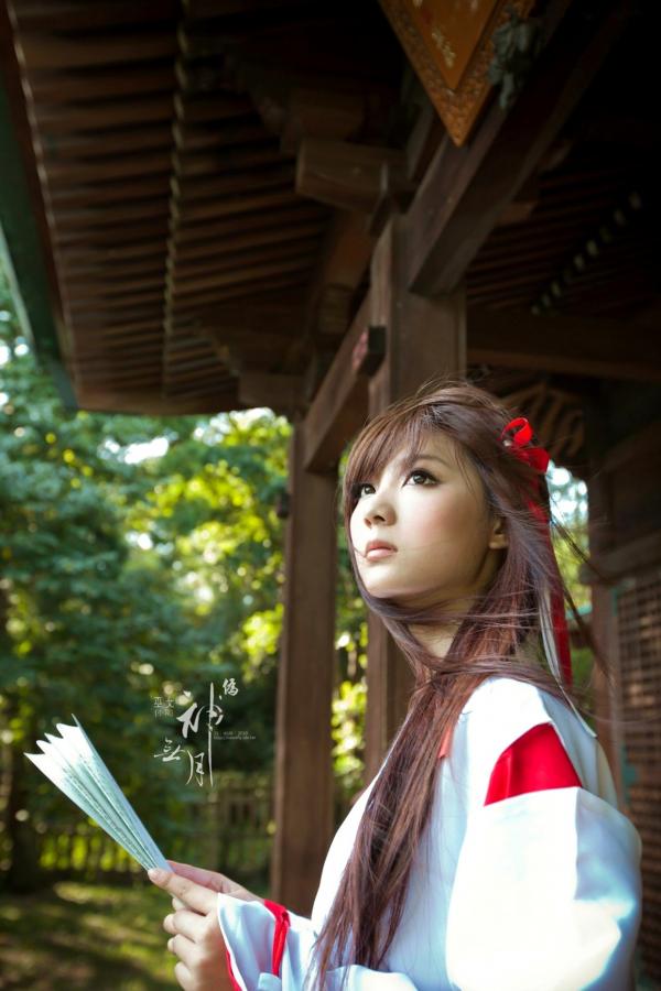    台湾正妹杨宜轩/Patty小猪《伪.神无月巫女》古风cosplay写真集，清纯气质完美还原日式巫女之美，古建筑背景展现冷艳灵动美感第38张图片