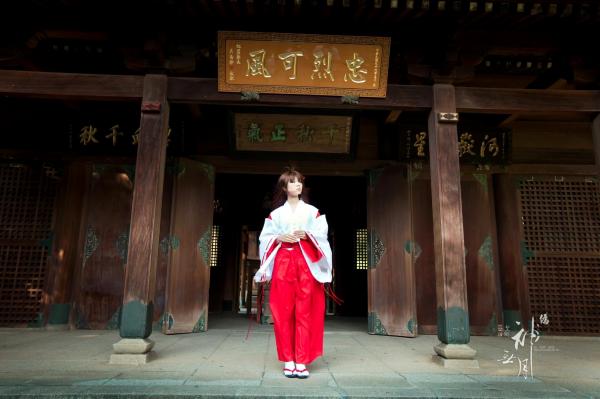    台湾正妹杨宜轩/Patty小猪《伪.神无月巫女》古风cosplay写真集，清纯气质完美还原日式巫女之美，古建筑背景展现冷艳灵动美感第39张图片