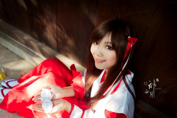    台湾正妹杨宜轩/Patty小猪《伪.神无月巫女》古风cosplay写真集，清纯气质完美还原日式巫女之美，古建筑背景展现冷艳灵动美感第41张图片