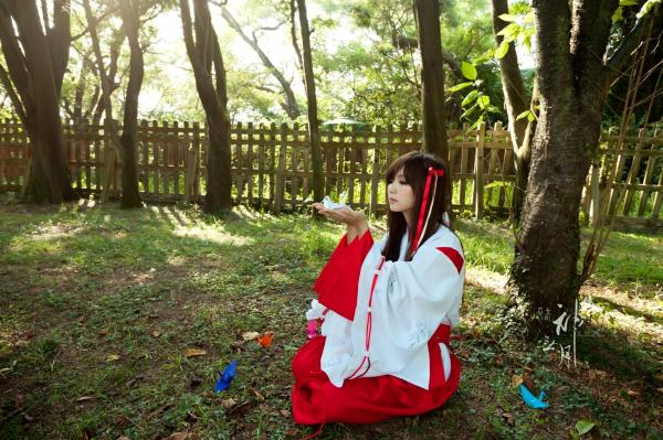    台湾正妹杨宜轩/Patty小猪《伪.神无月巫女》古风cosplay写真集，清纯气质完美还原日式巫女之美，古建筑背景展现冷艳灵动美感第42张图片