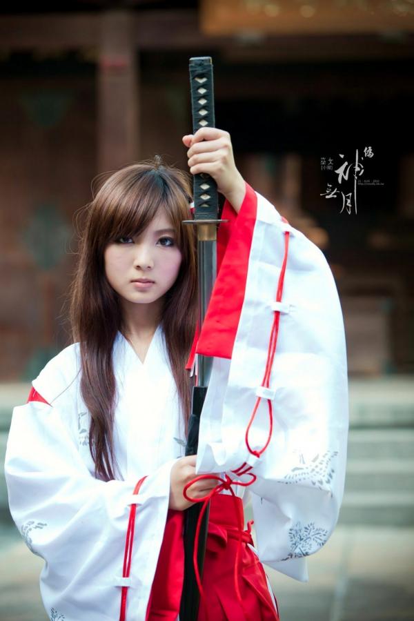    台湾正妹杨宜轩/Patty小猪《伪.神无月巫女》古风cosplay写真集，清纯气质完美还原日式巫女之美，古建筑背景展现冷艳灵动美感第46张图片