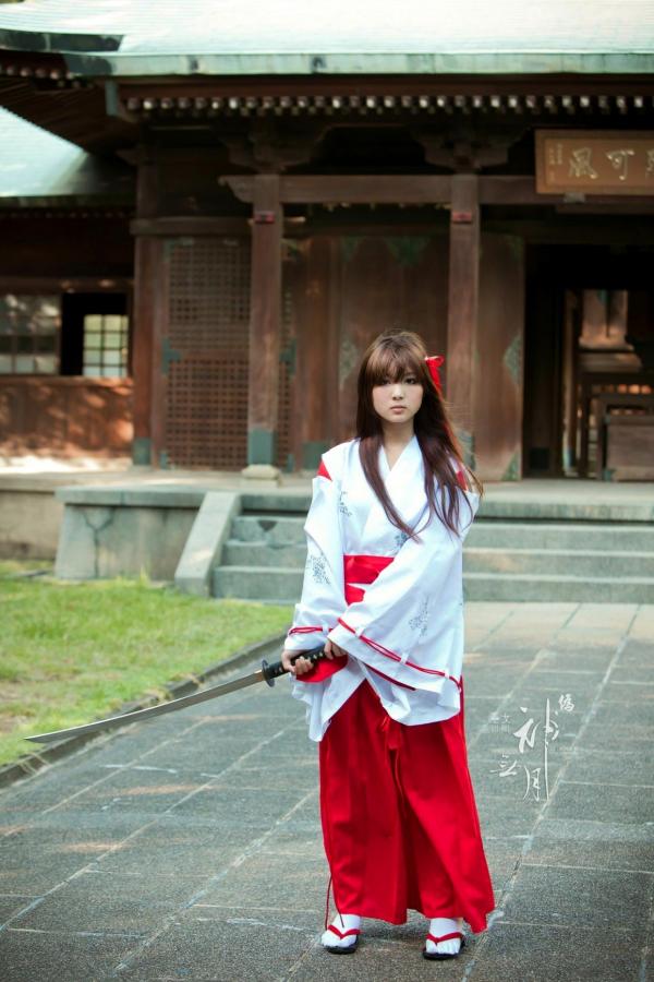    台湾正妹杨宜轩/Patty小猪《伪.神无月巫女》古风cosplay写真集，清纯气质完美还原日式巫女之美，古建筑背景展现冷艳灵动美感第47张图片