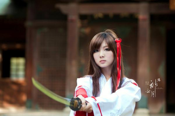    台湾正妹杨宜轩/Patty小猪《伪.神无月巫女》古风cosplay写真集，清纯气质完美还原日式巫女之美，古建筑背景展现冷艳灵动美感第48张图片