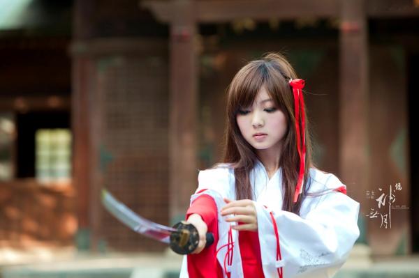    台湾正妹杨宜轩/Patty小猪《伪.神无月巫女》古风cosplay写真集，清纯气质完美还原日式巫女之美，古建筑背景展现冷艳灵动美感第49张图片