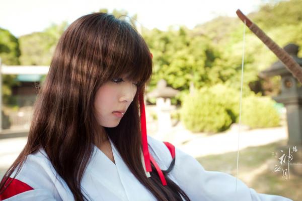    台湾正妹杨宜轩/Patty小猪《伪.神无月巫女》古风cosplay写真集，清纯气质完美还原日式巫女之美，古建筑背景展现冷艳灵动美感第51张图片